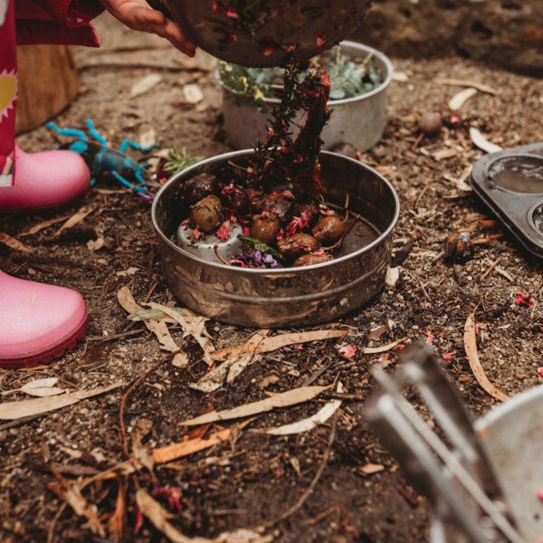 Newport Bush Play ~ Mud Pies, Magic Potions & Nature Craft